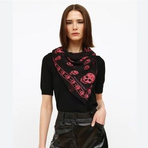 NWT Alexander McQueen 100% silk skull scarf